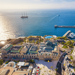 Vue du casino de Monte-carlo de la SBM avec vue sur mer